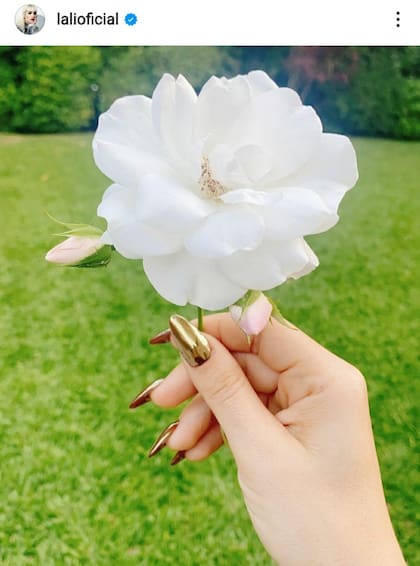 Lali Espósito eligió una rosa para llevar en su cuerpo