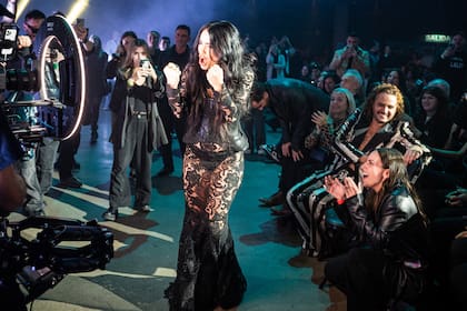 El festejo de Lali antes de subir a buscar un nuevo galardón