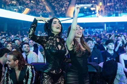 Lali, junto a Nicki Nicole, como dos fans más de Miranda!