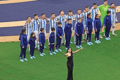 Lali Espósito fue la voz del Himno Nacional. La convocaron a cantar el día previo a la final y tuvo que salir de urgencia a comprar un vestido en un shopping de Doha, junto a Marley, con quien luego vio el partido desde la platea. 