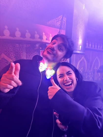 Lali Espósito junto a Juan Manuel Cativa, el peluquero de los famosos conocido por su estrecho vínculo con la China Suárez
