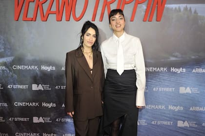 Lali Espósito, junto a la directora del film. Durante la alfombra roja se destacó el elenco principal, encabezado por Hochbaum y De la Serna, Manu Fanego, Simón Saieg, Brian Sichel, Ariel Staltari y Valentín Wein. Cada uno mostró su estilo personal, desde las transparencias azules de Miranda hasta el vestido translúcido de Zoe. La directora eligió un look sobrio con camisa blanca y falda negra asimétrica