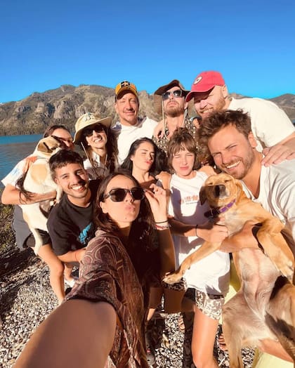 Lali Espósito junto a Nicolás Vázquez, Candela Vetrano y Gimena Accardi entre otros amigos íntimos de la cantante