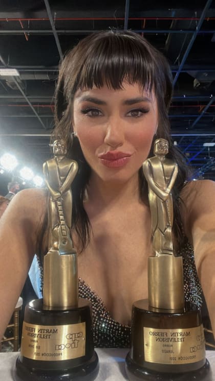 Lali Espósito orgullosa y sus dos Martín Fierro (Foto: Instagram @lalioficial)