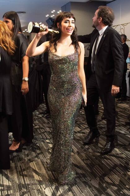 Lali Espósito, otra de las estrellas del año, causó sensación con un vestido con escote bote de El Camarín.