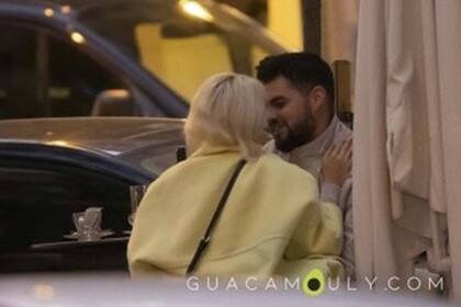 Lali Espósito y David Victori fueron fotografiados muy acaramelados en un bar de Madrid, España