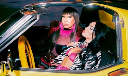 Lali Espósito y Moria Casán en el videoclip de “¿Quiénes son?”