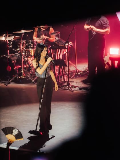 Lali interpretó "Hay un lugar" de Casi Ángeles durante su show en Barcelona (Foto: Instagram @lali)