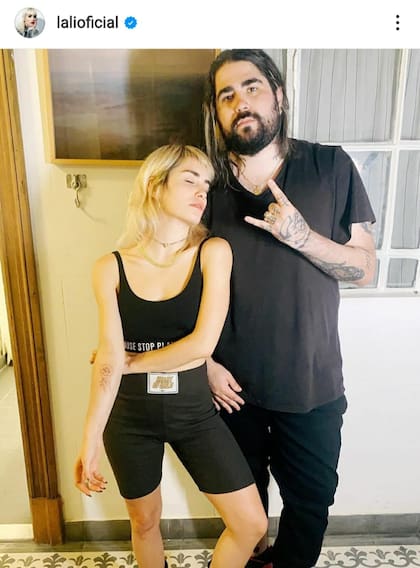 Lali junto a su tatuador luego de la hazaña