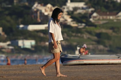 Lali también aprovechó su estadía en Punta del Este para pasear por la playa y disfrutar del contacto con la naturaleza