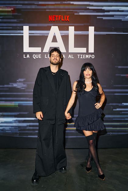 Lali tuvo este martes una velada soñada: rodeada de familiares y amigos presentó Lali: la que le gana al tiempo, el nuevo documental de Netflix que muestra la intimidad de su trabajo durante los últimos tres años. En la foto, la estrella del pop posa con Lautaro Espósito, el director del proyecto