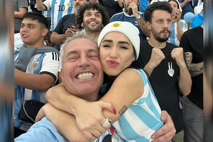 Lali y Marley, en uno de sus viajes, alentando a la Selección Argentina