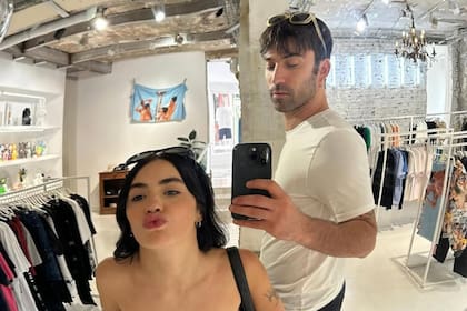 Lali y Pedro aprovecharon para mostrar su amor hasta en una salida de compras