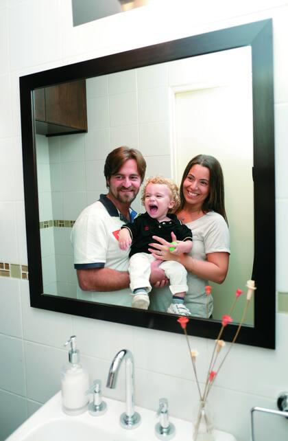 Lalo, Bruno y Verónica en el baño de su casa de Belgrano donde hace un año y medio tuvieron una gran sorpresa