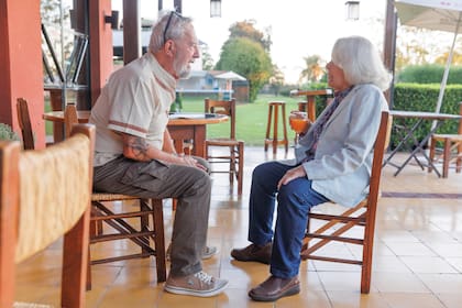 Lalo Mir, periodista sampedrino, charló animadamente con su amiga Mónica