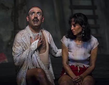 Lalo Rotavería, como el Tìo Trolo; y Camila Peralta, como Pamela, en una de las escenas de esta obra que se estrenó como parte del ciclo Artistas en residencia