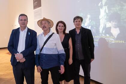 Lamelas con Tristán Bauer, Mariana Marchesi y Andrés Duprat, junto a su obra El dictador (1976)