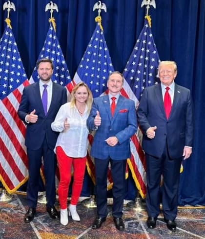 Lamelas y su esposa, con Trump y el vicepresidente electo Vance