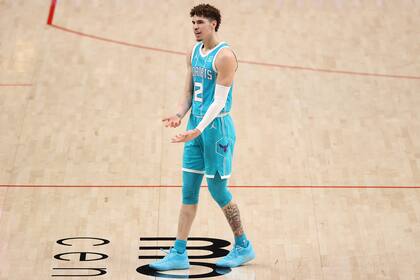 LaMelo Ball, base titular de Charlotte Hornets y, con 19 años, gran candidato a mejor novato del año, provocó a Campazzo con una frase como "sos débil y por eso no jugás más"; el cordobés dice que le "gusta" ese tipo de juego y elogia el talento del adolescente.
