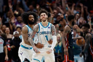 LaMelo Ball golpea dos veces a la mascota Hugo tras victoria de sus Hornets en el play-in