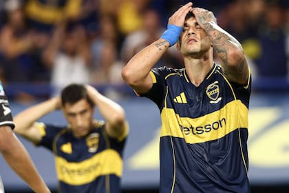 Lamentos de Adam Bareiro y Miguel Merentiel tras una de las ocasiones de gol desperdiciadas por Boca en el segundo tiempo; el DT considera complementarios a ambos delanteros.