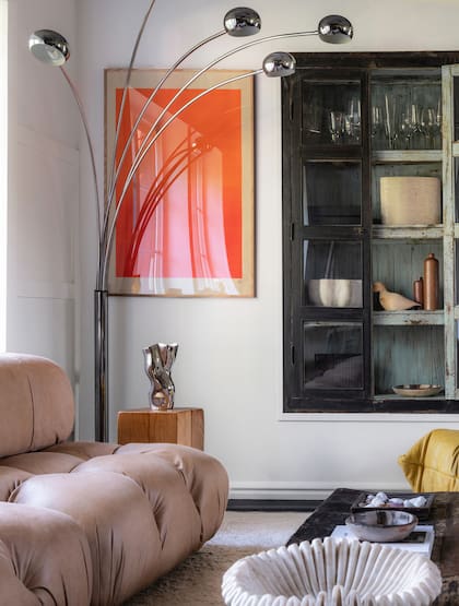 Lámina abstracta (IXXI) y lámpara de pie ‘Gustav’ (Ateljé Lyktan, Suecia).