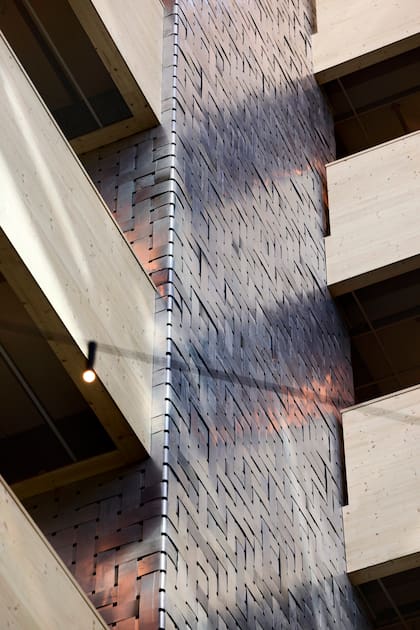 Láminas de metal del antiguo techo del edificio se procesaron y se tejieron en elementos decorativos en escaleras y torres de ascensores.