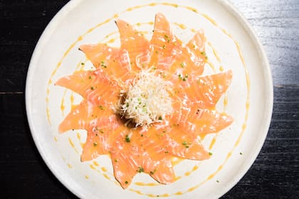 Láminas de salmón marinadas con lima, maracuyá y masa philo crocante en Lima Estilo Nikkei.