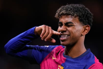 Lamine Yamal celebra tras anotar el tercer gol del Barcelona en la victoria 4-0 ante el Real Madrid en la Liga española, el sábado 26 de octubre de 2024, en Madrid. (AP Foto/Manu Fernández)