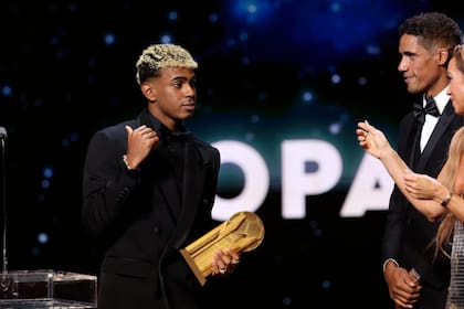 Lamine Yamal con su premio Kopa, al igual que en 2024
