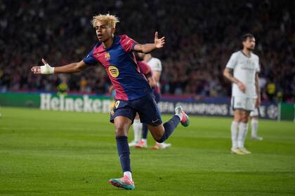 Lamine Yamal, del Barcelona, festeja tras anotar ante el Inter en la ida de las semifinales de la Liga de Campeones, el miércoles 30 de abril de 2025 (AP Foto/Emilio Morenatti)
