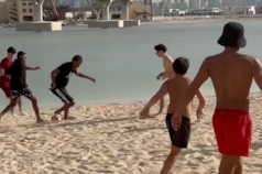 Lamine Yamal se sumó a un picado con chicos en la playa durante sus vacaciones en Dubái