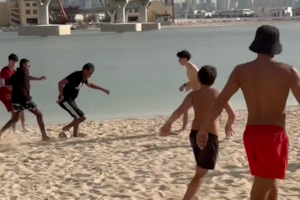 Estaban jugando en una playa y se les unió alguien que tiró rabonas y sombreros: Lamine Yamal