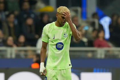Lamine Yamal se lamenta luego de una de las ocasiones de gol que le sacó Yann Sommer en la derrota de Barcelona por 4-3 ante Inter en la revancha de las semifinales de la Champions League.
