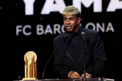 Lamine Yamal speaks al recibir el Trofeo Kopa en la gala del Balón de Oro 2025 (Foto Franck FIFE / AFP)
