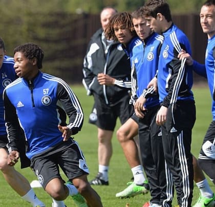 Lamisha Musonda, durante un entrenamiento con la primera división de Chelsea; lo observan, entre otros, Aké, el brasileño Oscar y Terry