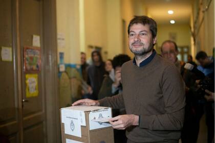 Lammens, el candidato por el Frente de Todos, votó en una escuela de Palermo