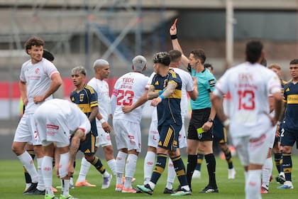 Lamolina le muestra la roja a Tapia en el encuentro entre Barracas Central y Boca; fue la primera expulsión que sufrió el Guapo en todo el año