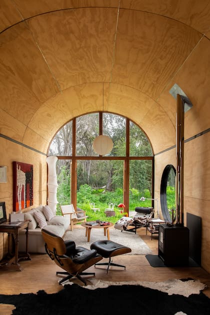 Lámpara colgante del escultor y diseñador estadounidense-japonés Isamu Noguchi. Sillón Eames Lounge & Ottoman. Alfombra (DIB Carpet & Home). Cuadro de la artista chilena Teresa Cruz.