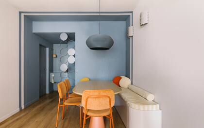 Lámpara colgante (KOLOR Iluminación). Mesa (diseño de Camila Monge por Taller Ferro).