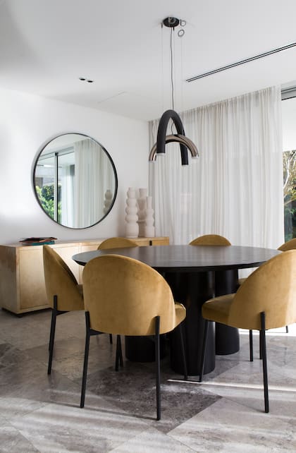 Lámpara colgante (La Feliz). Mesa y sillas (Sol Larrosa) Cortinas (Filipponi Deco).