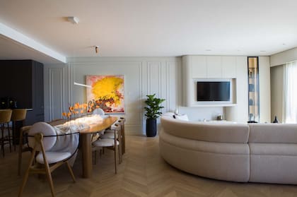 Lámpara colgante 'Nambú' (IDEA). Piso 'Roble de Eslavonia Chevron' (Patagonia Flooring).