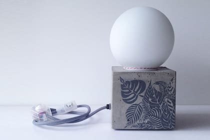 Lámpara Cubo Botánico con base de hormigón estampada, tulipa opal, cable de tela gris y dimmer ($1450, Betonbuenosaires.com)