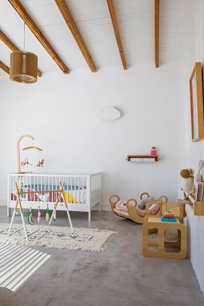 Lámpara, cuna, silla y mesa de madera (Ramón Argüello). Acolchado (Cuka Estudio).