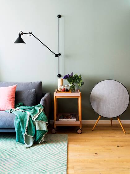 lámpara de pared ‘Lamp gras 214′ (DCW). Carro-bar ‘Mai Tai’ (Punt Mobles)