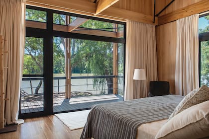 Lámpara de pie ‘Khan’, también distinguida con el Sello de Buen Diseño (Solsken). Cortinas (Hilo Argentina).