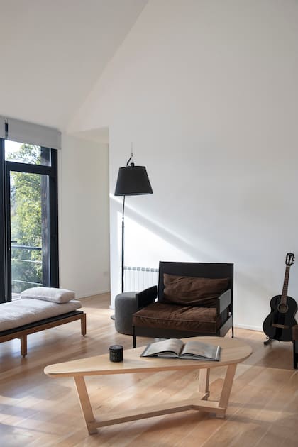 Lámpara de pie y camastro (Eugenio Aguirre). Sofá (Bull Buenos Aires).