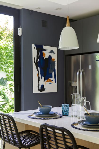 Lámpara de Salazar Casa sobre el extremo de la isla que funciona como desayunador en casa de la artista Patricia Pelliccioni.