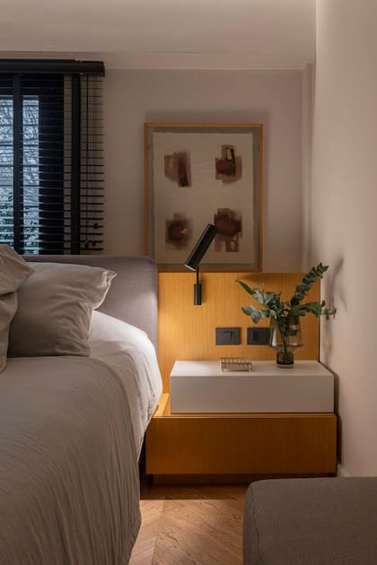 Lámpara direccionable amurada (E27 Iluminación). Ropa de cama (Aarhus Estudio). Cortinas (La Déco Privée). Piso de madera ‘Chevron Natural’ (Patagonia Flooring).