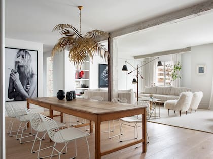 Lámpara ‘Palmera’ del escultor Fernando Oriol y antigua mesa francesa de tres metros de largo con piezas de cerámica negra, todo de Bingutti, la línea de antigüedades del Estudio María Santos. Fotografía de gran formato (Yellow Korner, Madrid).